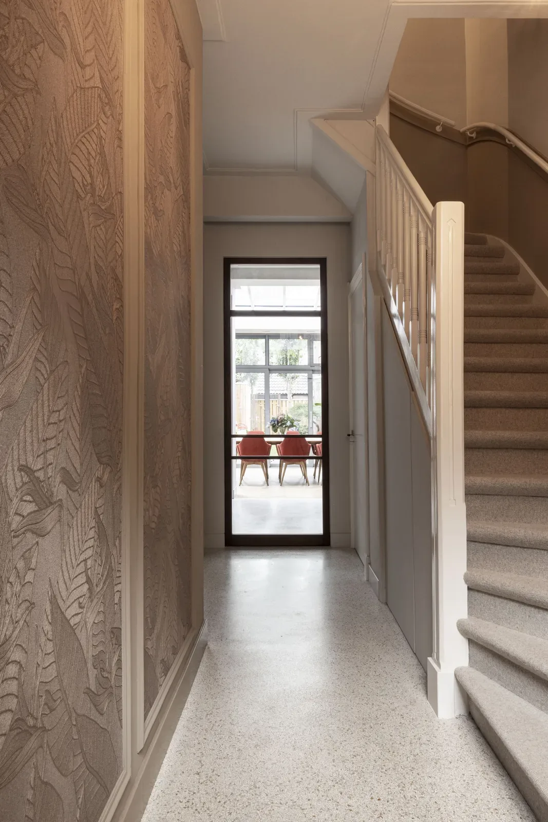 Met die heldere visie en de grote ontwerpvrijheid ontstond een interieur waar klassiek vakmanschap en moderne vormen elkaar moeiteloos aanvullen en versterken.