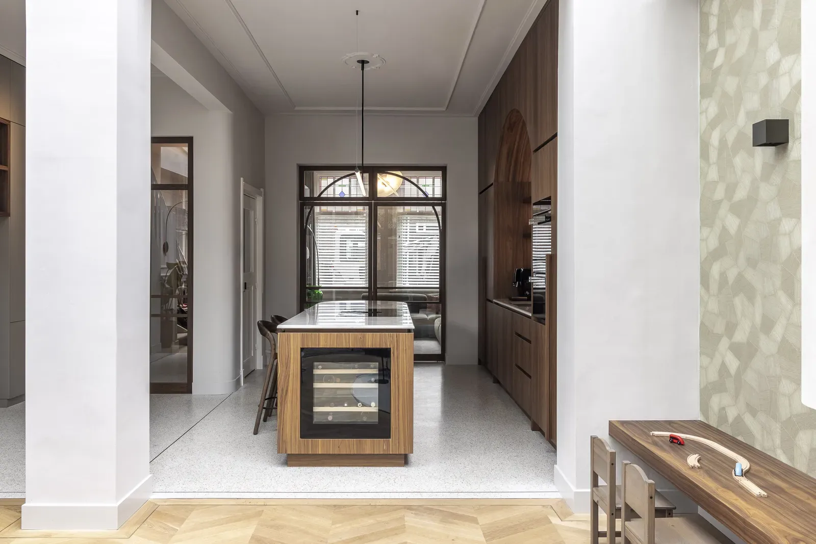 Met die heldere visie en de grote ontwerpvrijheid ontstond een interieur waar klassiek vakmanschap en moderne vormen elkaar moeiteloos aanvullen en versterken.