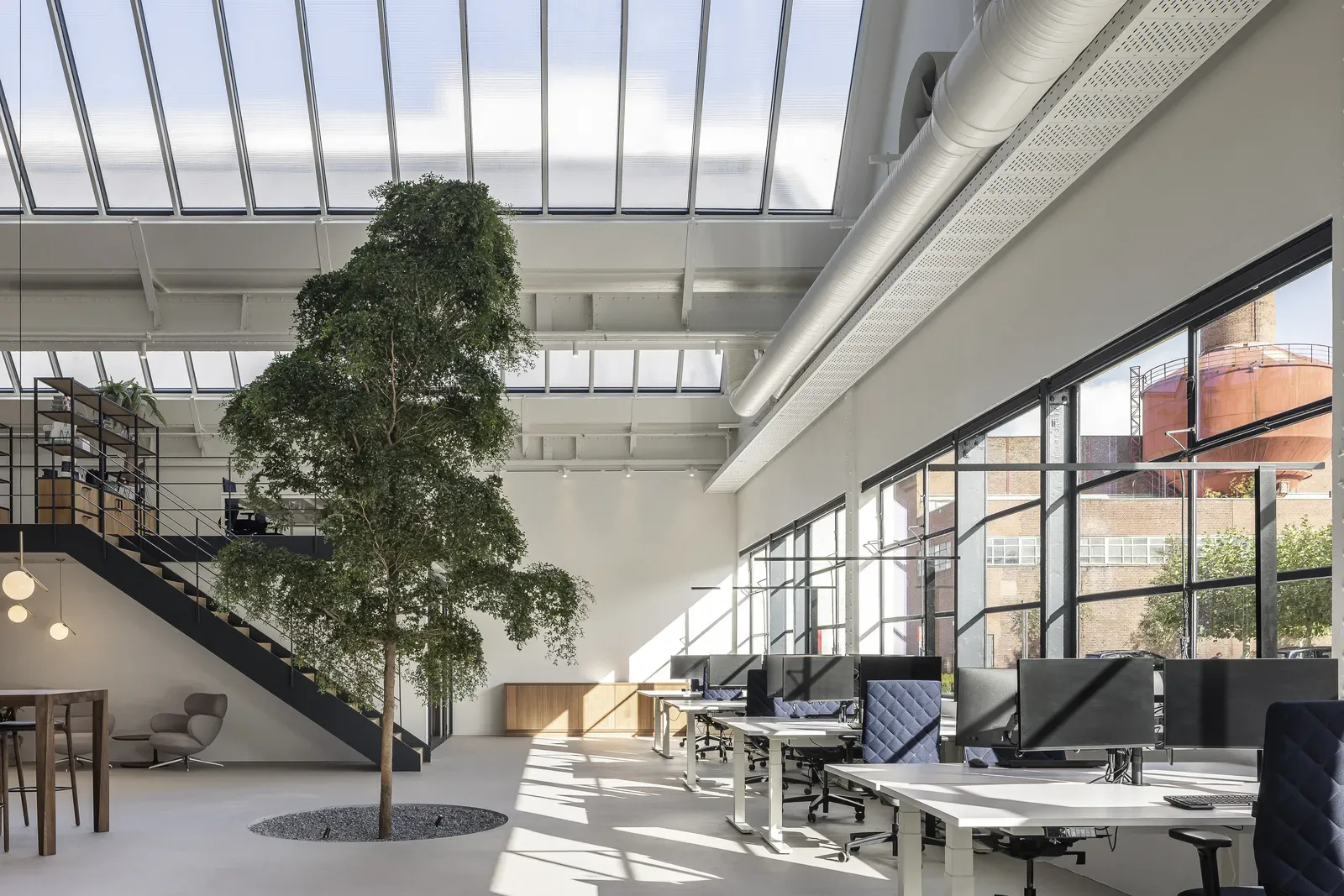 L - founders of loyalty Germany benaderde ons met een bijzondere vraag. Terwijl het hoofdkantoor in ’s-Hertogenbosch nog in ontwikkeling was, diende zich in Krefeld een tweede locatie aan. Totaal anders van karakter. L - founders of loyalty Germany benaderde ons met een bijzondere vraag. Terwijl het hoofdkantoor in ’s-Hertogenbosch nog in ontwikkeling was, diende zich in Krefeld een tweede locatie aan. Totaal anders van karakter.