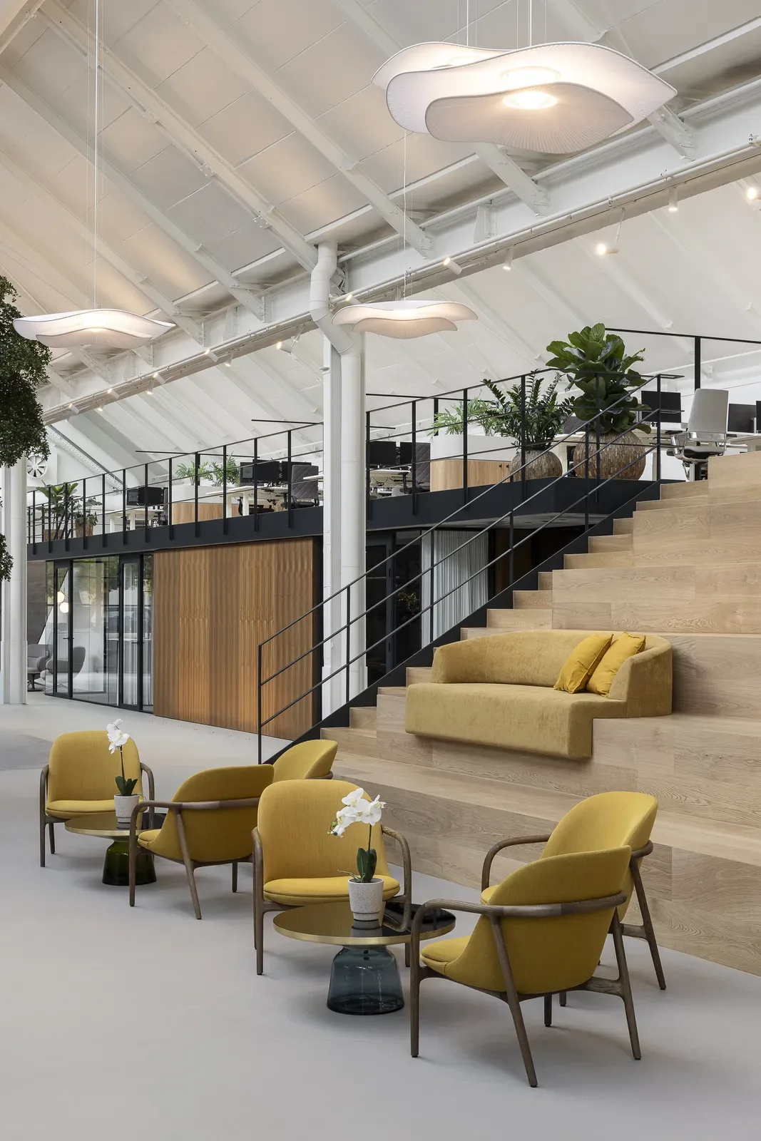 De architectuur laat zijn radicale visie op licht, ruimte en functionaliteit zien. Witte volumes, grote raamopeningen en maximale daglichttoetreding zorgden destijds al voor humane werkomstandigheden. De architectuur laat zijn radicale visie op licht, ruimte en functionaliteit zien. Witte volumes, grote raamopeningen en maximale daglichttoetreding zorgden destijds al voor humane werkomstandigheden.