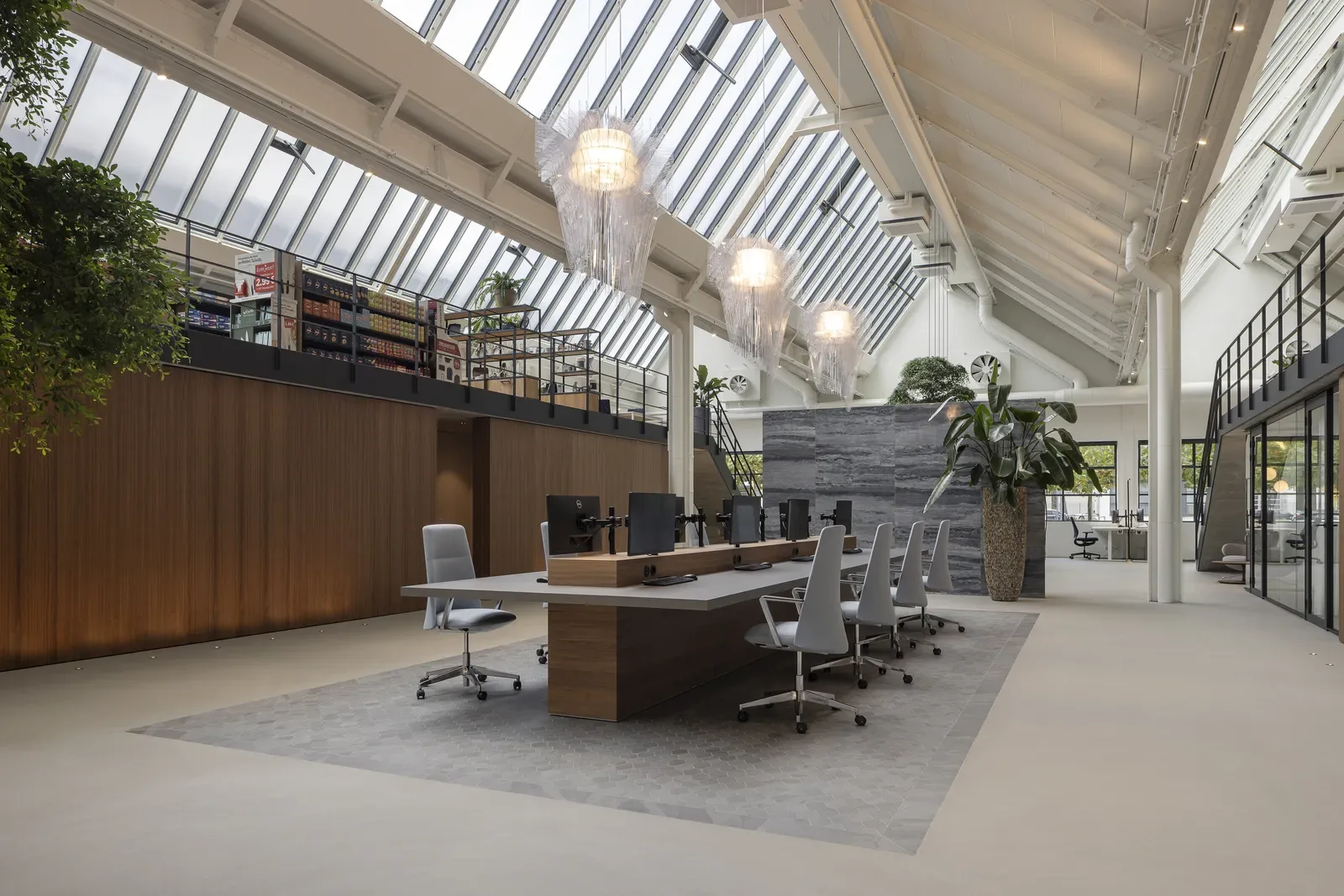 Het gebouw is stevig verankerd in de architectuur van Mies van der Rohe. Heldere lijnen, openheid en een bijna vanzelfsprekende logica in constructie en ruimte.
