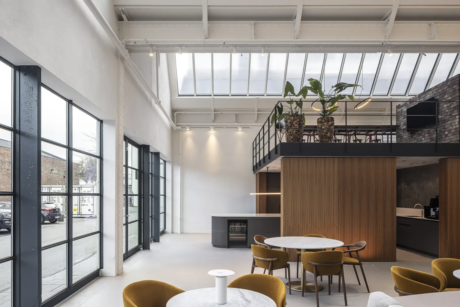 Het gebouw is stevig verankerd in de architectuur van Mies van der Rohe. Heldere lijnen, openheid en een bijna vanzelfsprekende logica in constructie en ruimte.