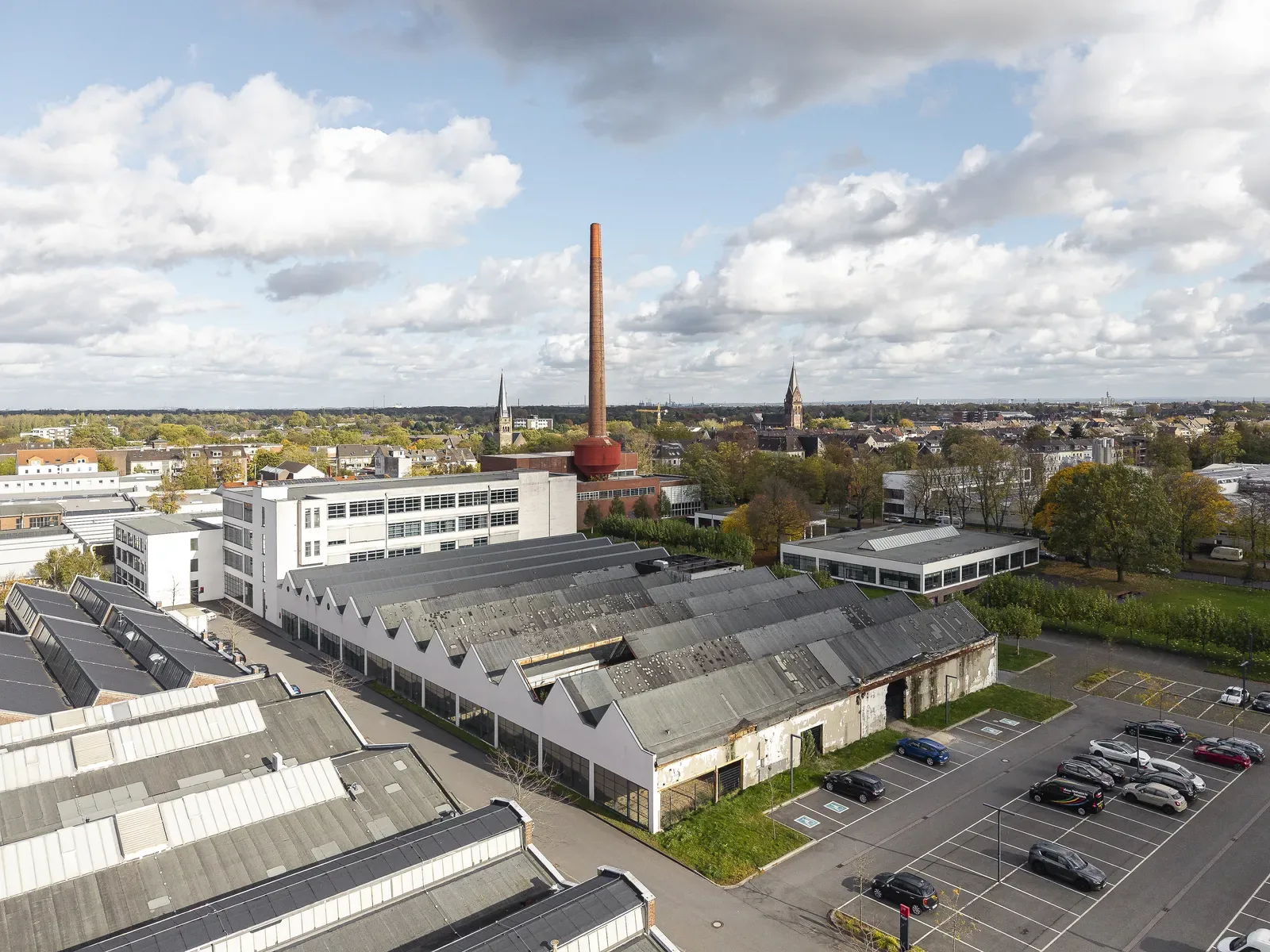 Totaal anders van karakter. Een monumentale textielfabriek naar ontwerp van Mies van der Rohe, die moest uitgroeien tot internationale hub voor de omliggende landen. Totaal anders van karakter. Een monumentale textielfabriek naar ontwerp van Mies van der Rohe, die moest uitgroeien tot internationale hub voor de omliggende landen.