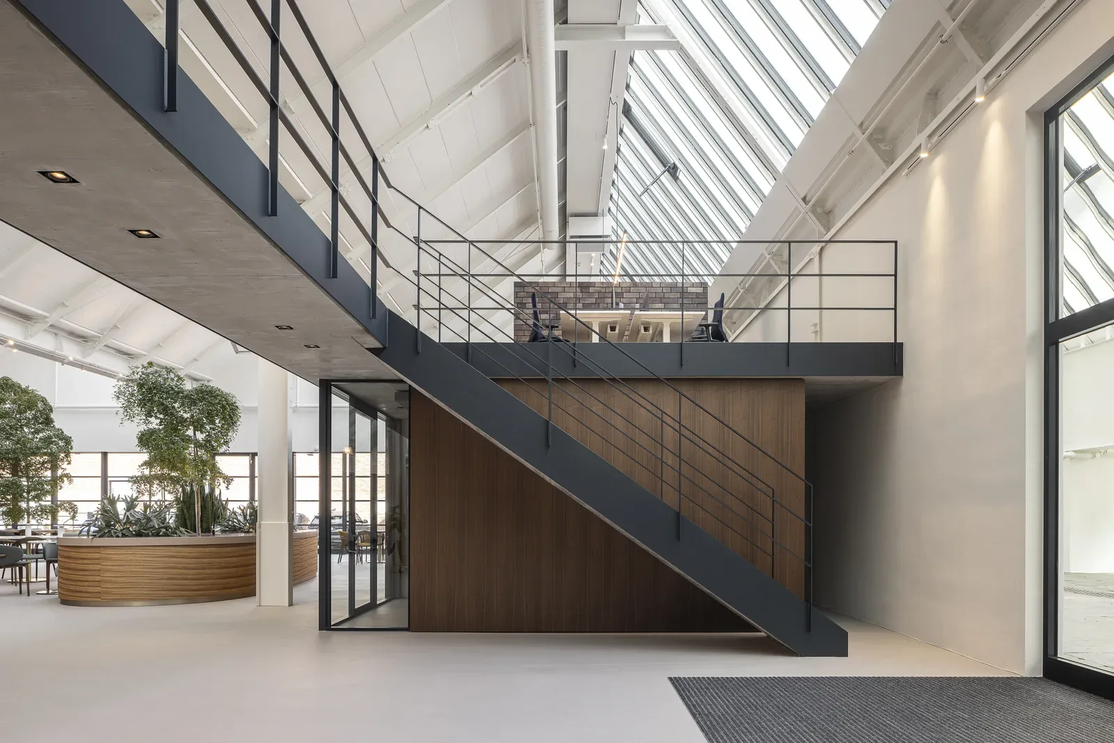 Een monumentale textielfabriek naar ontwerp van Mies van der Rohe, die moest uitgroeien tot internationale hub voor de omliggende landen. Een plek met geschiedenis, karakter en een duidelijke architectonische signatuur.