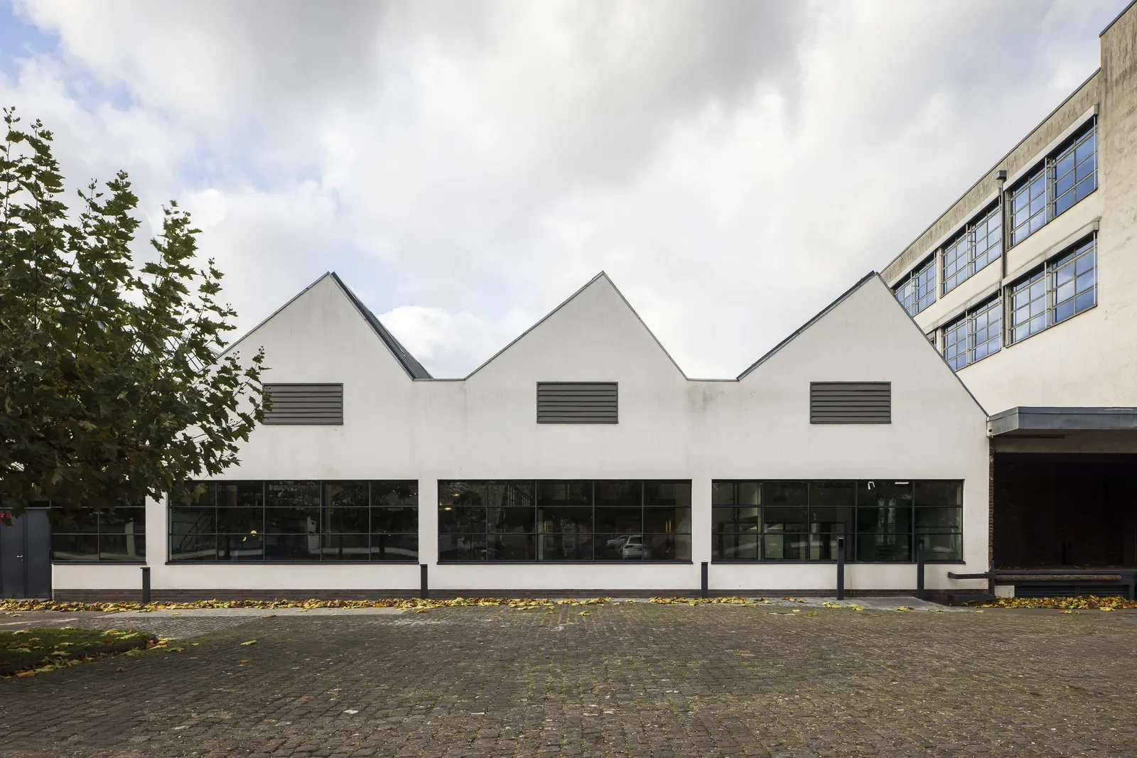 De architectuur laat zijn radicale visie op licht, ruimte en functionaliteit zien. Witte volumes, grote raamopeningen en maximale daglichttoetreding zorgden destijds al voor humane werkomstandigheden.