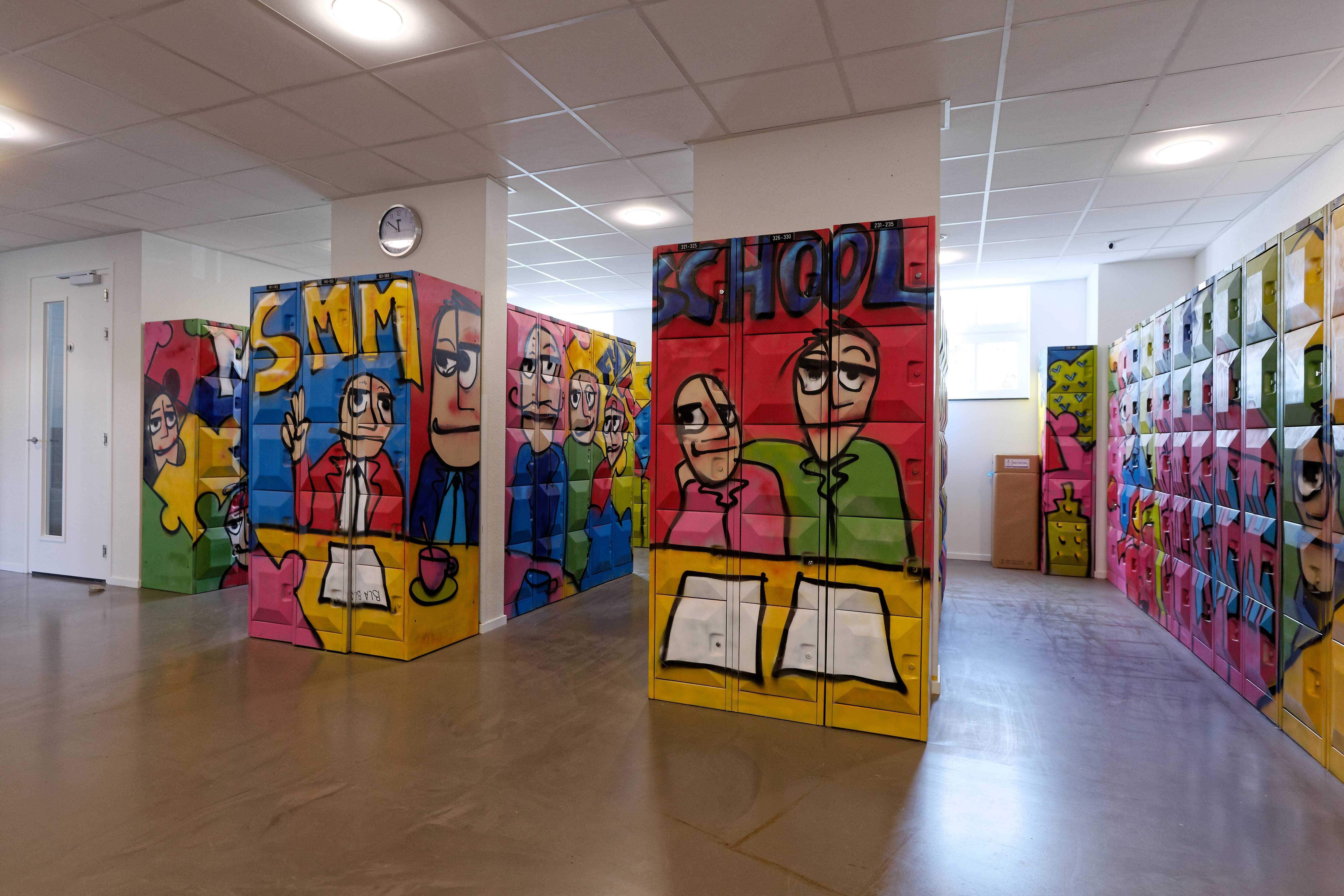 Grafitti kluisjes schoolgebouw